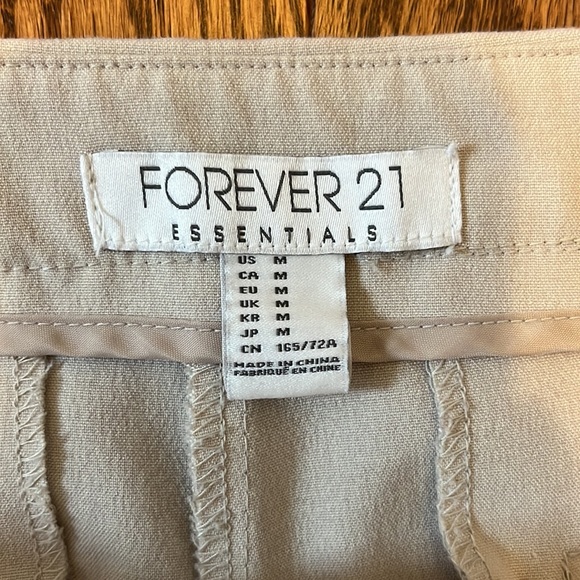 FOREVER 21 Woven Shorts (in Cream - Size M) - Picture 3 of 5